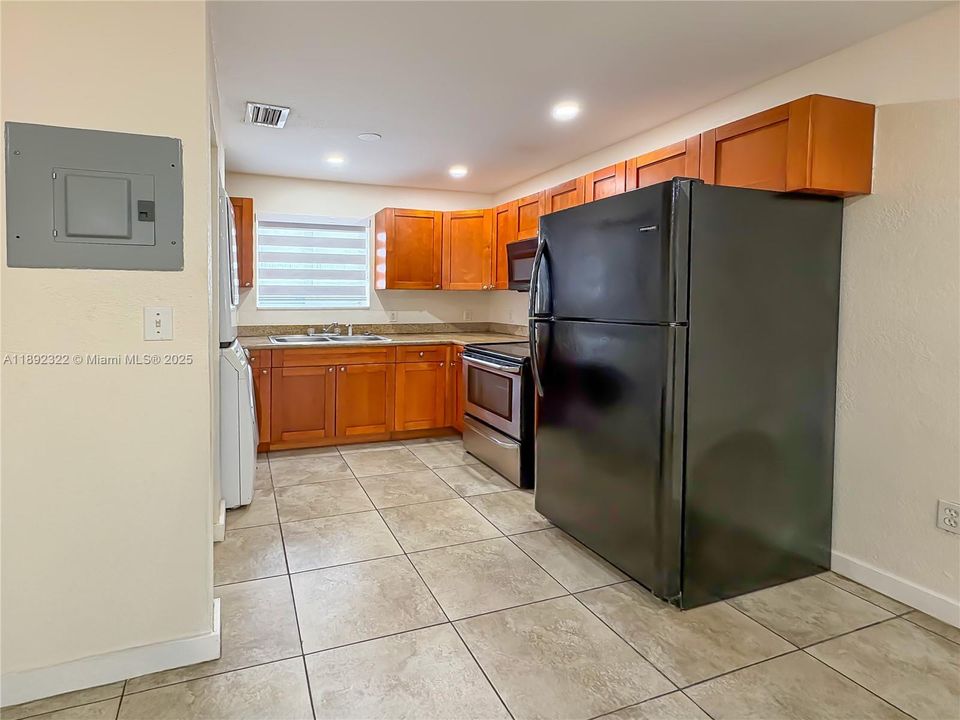 合同活跃: $975,000 (0 贝兹, 0 浴室, 3824 平方英尺)