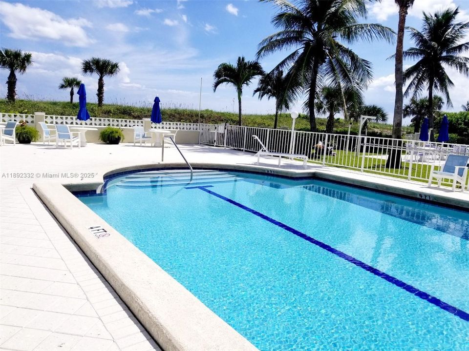 合同活跃: $4,950 (2 贝兹, 2 浴室, 1064 平方英尺)