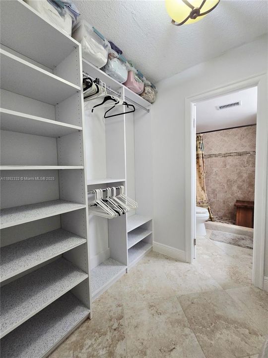 合同活跃: $4,950 (2 贝兹, 2 浴室, 1064 平方英尺)