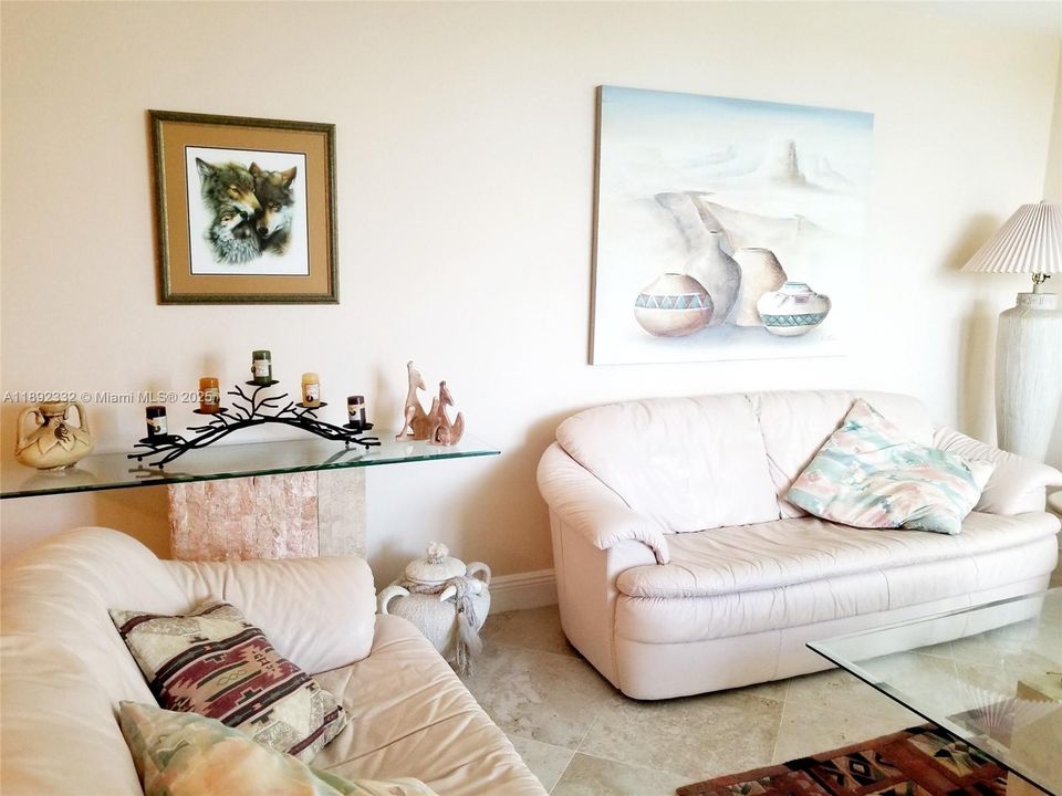 合同活跃: $4,950 (2 贝兹, 2 浴室, 1064 平方英尺)