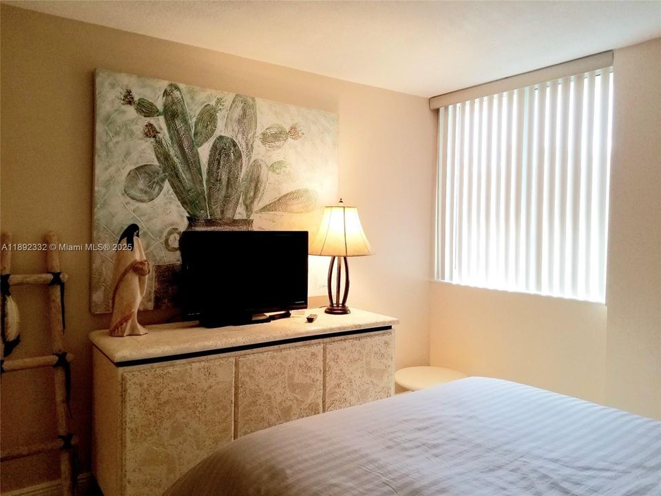 合同活跃: $4,950 (2 贝兹, 2 浴室, 1064 平方英尺)