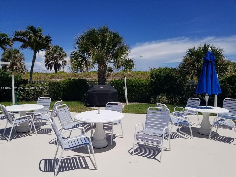 合同活跃: $4,950 (2 贝兹, 2 浴室, 1064 平方英尺)