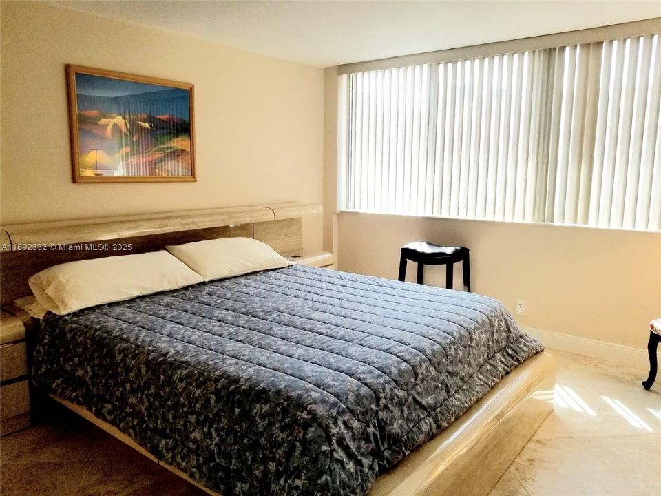 合同活跃: $4,950 (2 贝兹, 2 浴室, 1064 平方英尺)