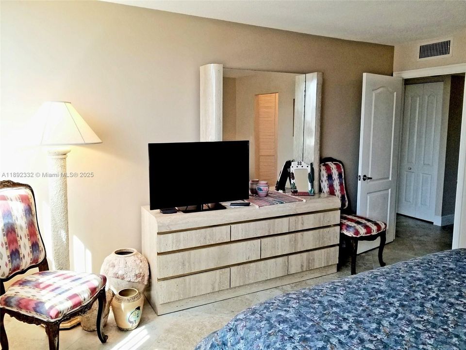 合同活跃: $4,950 (2 贝兹, 2 浴室, 1064 平方英尺)