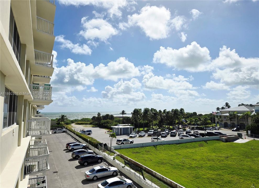 合同活跃: $4,950 (2 贝兹, 2 浴室, 1064 平方英尺)