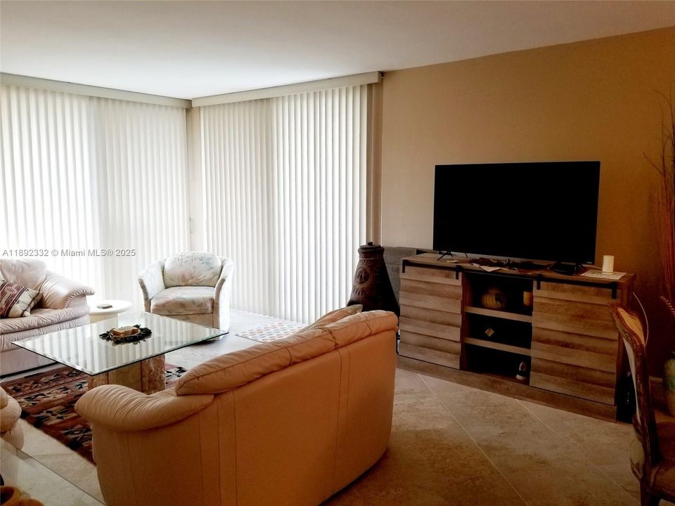 合同活跃: $4,950 (2 贝兹, 2 浴室, 1064 平方英尺)