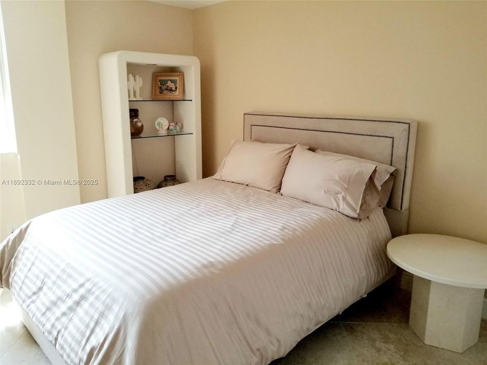 合同活跃: $4,950 (2 贝兹, 2 浴室, 1064 平方英尺)