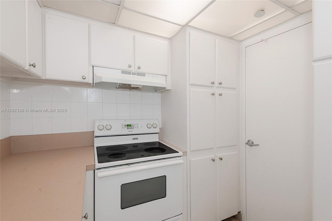 Active With Contract: $524,900 (1 beds, 1 baths, 852 Square Feet)