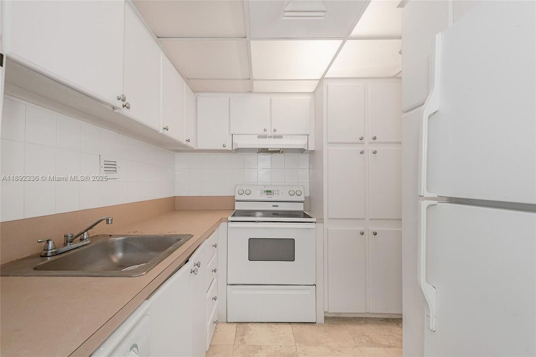 Active With Contract: $524,900 (1 beds, 1 baths, 852 Square Feet)