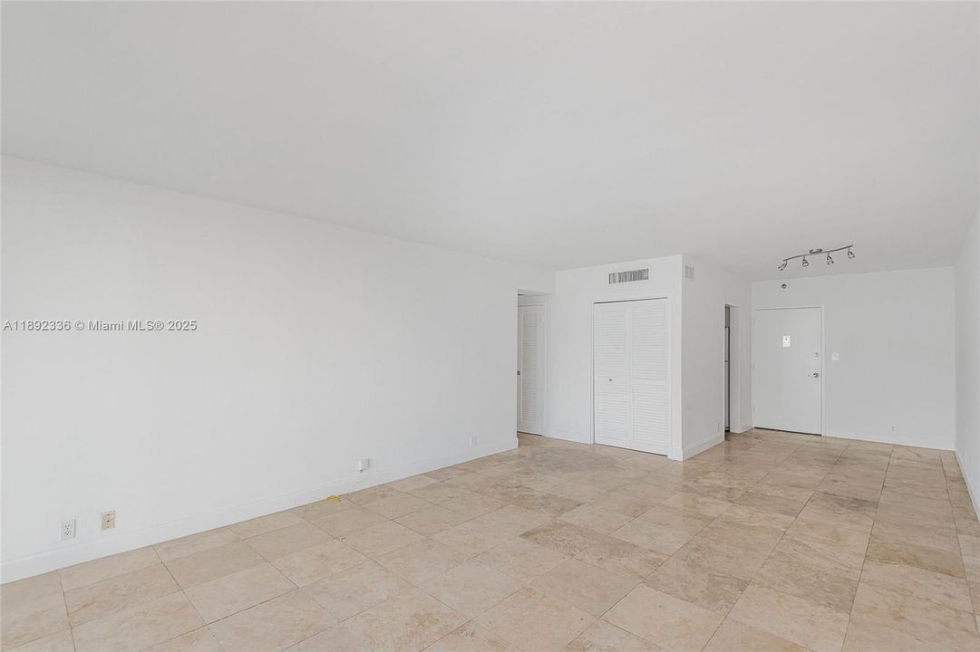 Active With Contract: $524,900 (1 beds, 1 baths, 852 Square Feet)