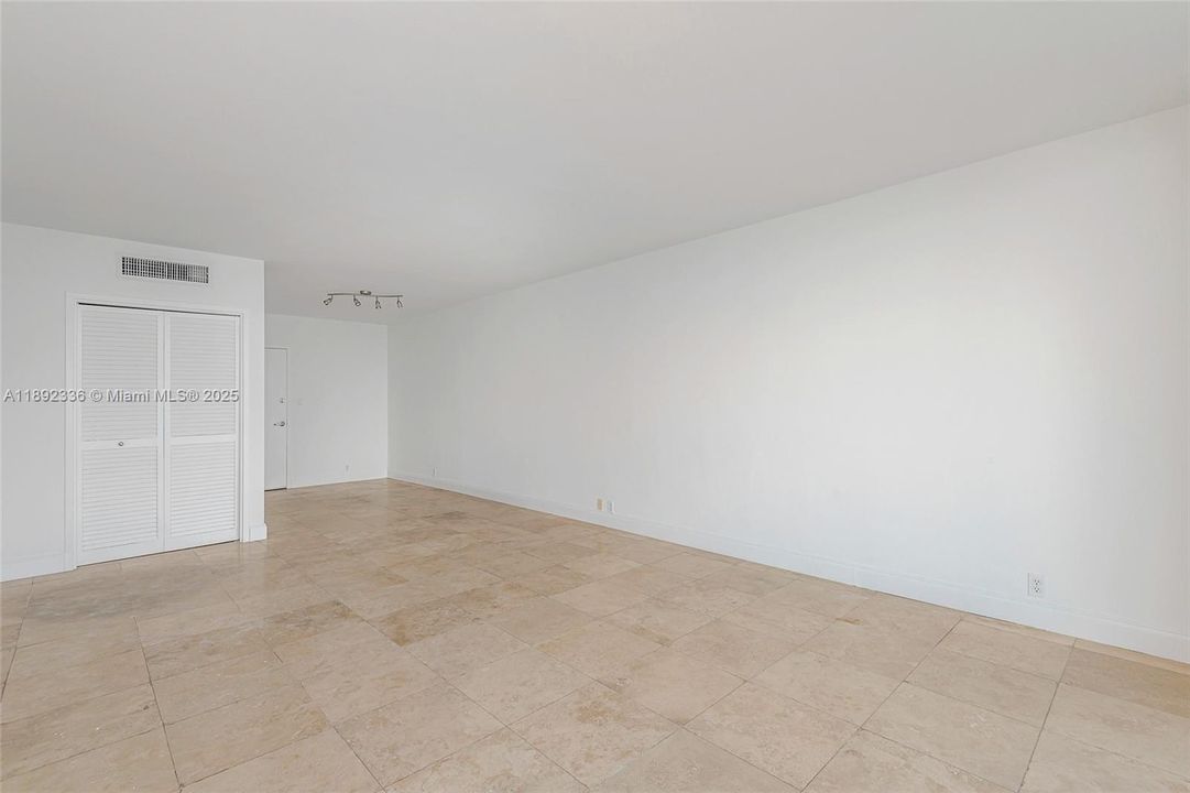 Active With Contract: $524,900 (1 beds, 1 baths, 852 Square Feet)