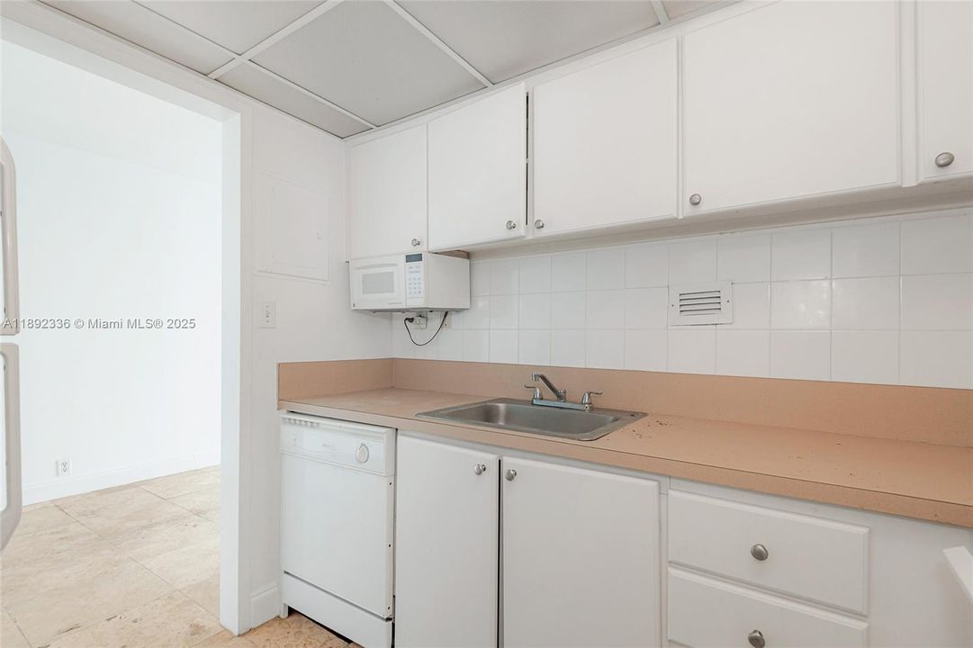 Active With Contract: $524,900 (1 beds, 1 baths, 852 Square Feet)