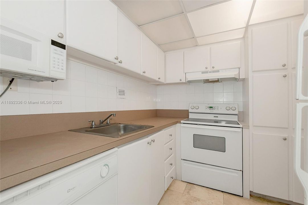 Active With Contract: $524,900 (1 beds, 1 baths, 852 Square Feet)