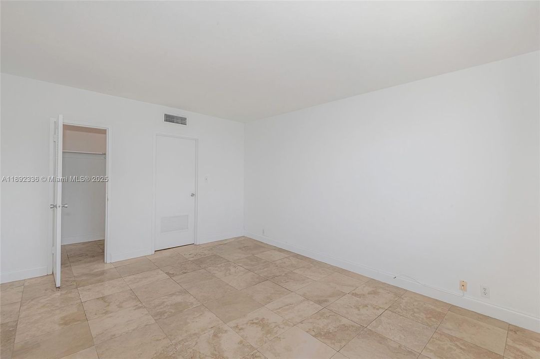 Active With Contract: $524,900 (1 beds, 1 baths, 852 Square Feet)