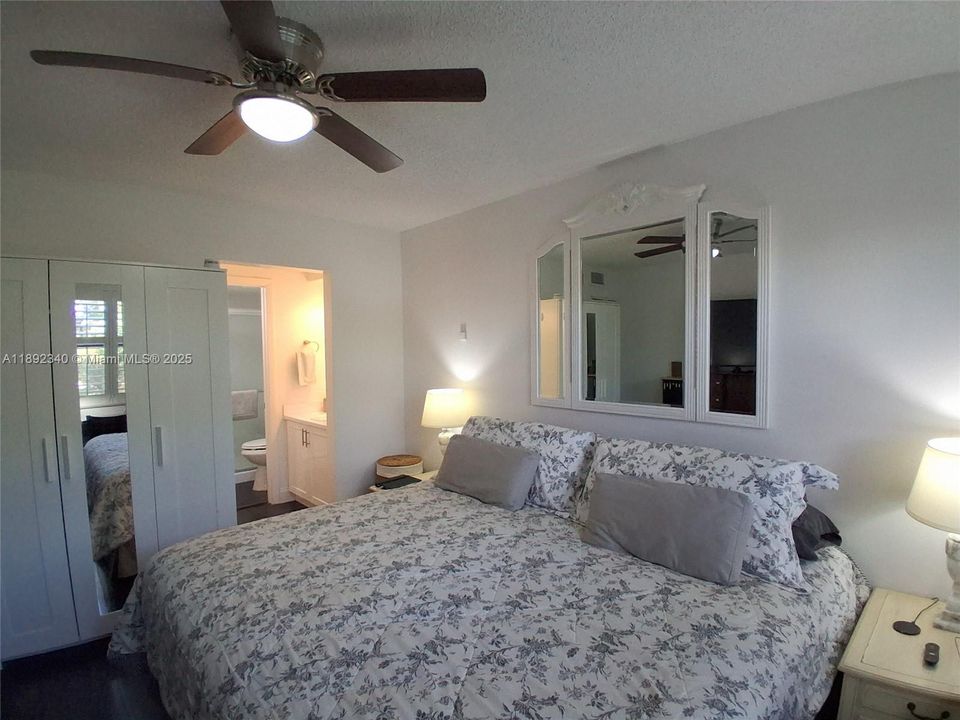 合同活跃: $134,400 (2 贝兹, 2 浴室, 860 平方英尺)