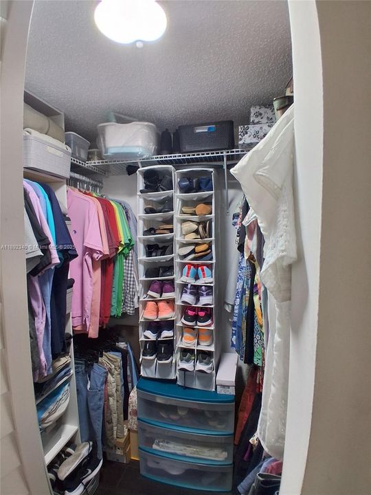 合同活跃: $134,400 (2 贝兹, 2 浴室, 860 平方英尺)