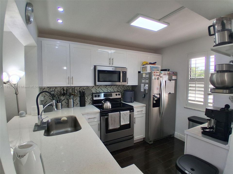 合同活跃: $134,400 (2 贝兹, 2 浴室, 860 平方英尺)