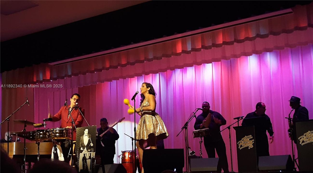 合同活跃: $134,400 (2 贝兹, 2 浴室, 860 平方英尺)