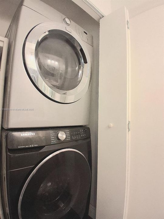 合同活跃: $134,400 (2 贝兹, 2 浴室, 860 平方英尺)