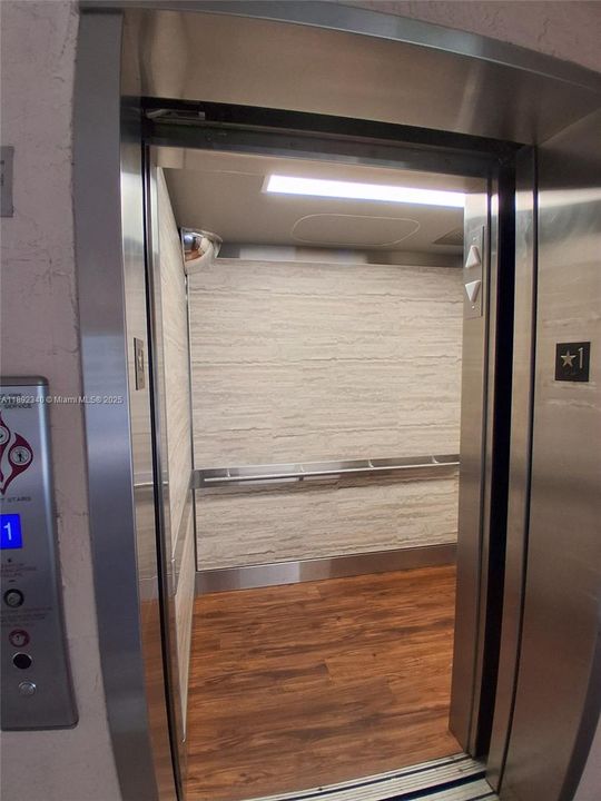 合同活跃: $134,400 (2 贝兹, 2 浴室, 860 平方英尺)