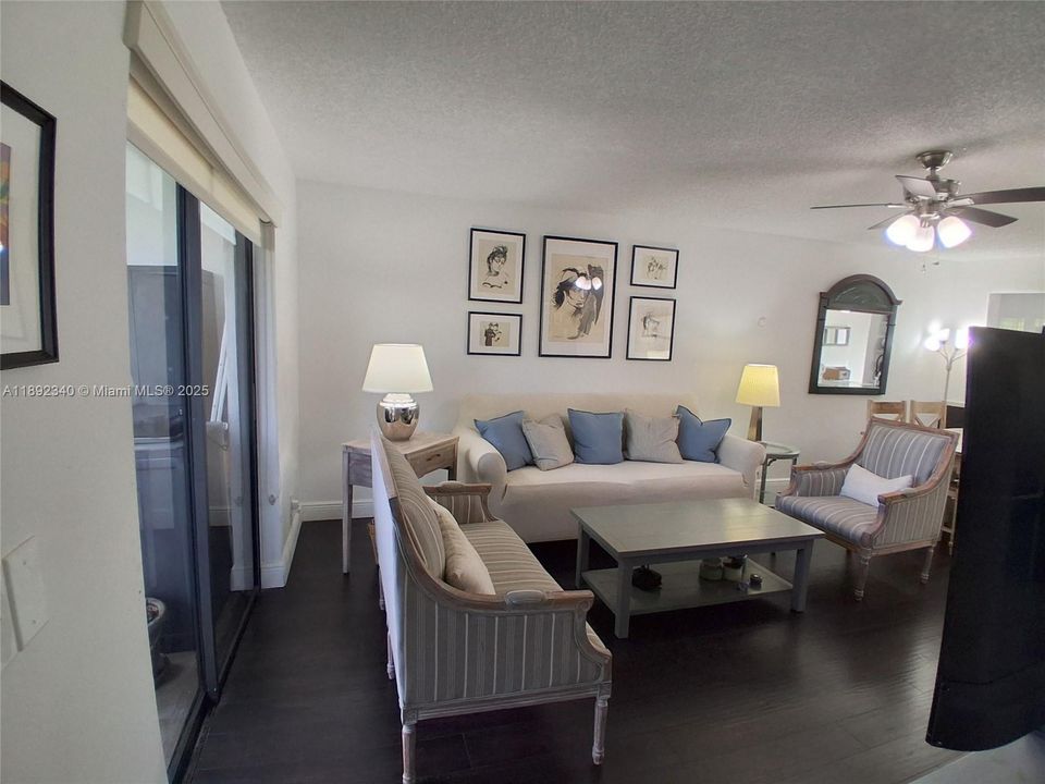 合同活跃: $134,400 (2 贝兹, 2 浴室, 860 平方英尺)