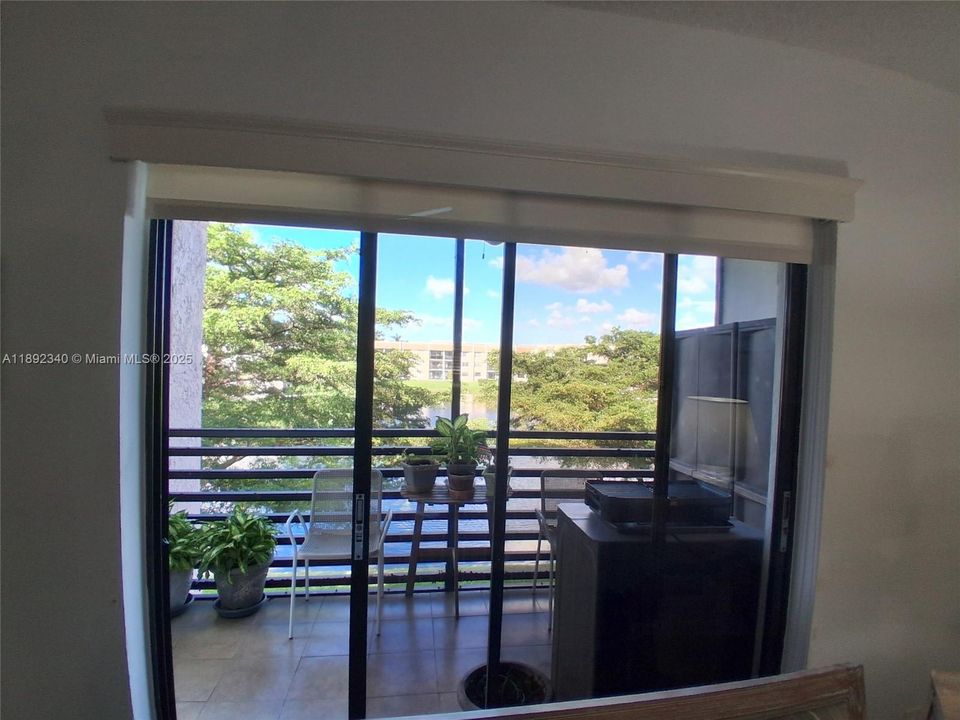 合同活跃: $134,400 (2 贝兹, 2 浴室, 860 平方英尺)