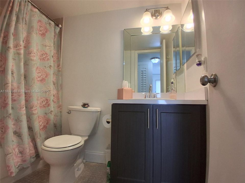 合同活跃: $134,400 (2 贝兹, 2 浴室, 860 平方英尺)