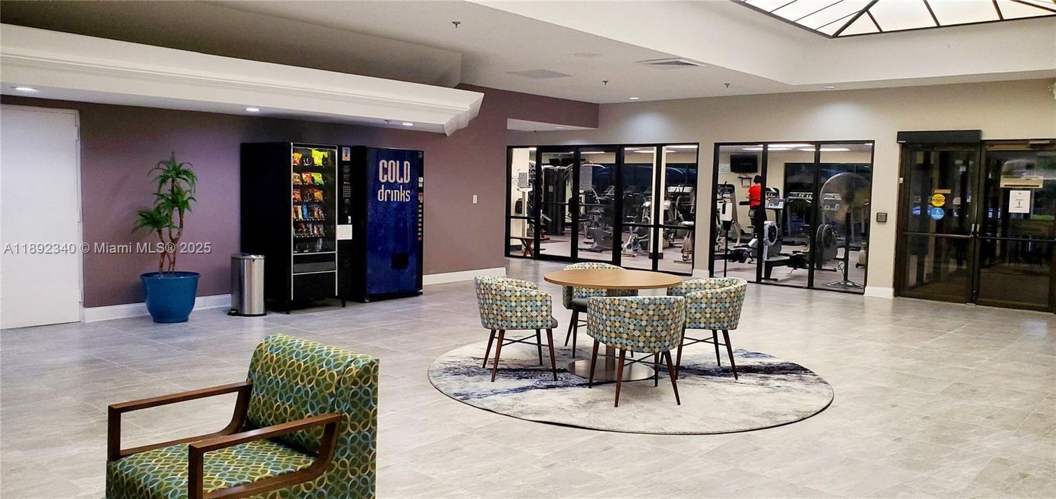 合同活跃: $134,400 (2 贝兹, 2 浴室, 860 平方英尺)