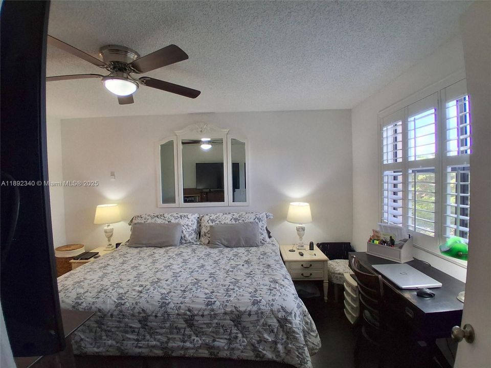 合同活跃: $134,400 (2 贝兹, 2 浴室, 860 平方英尺)