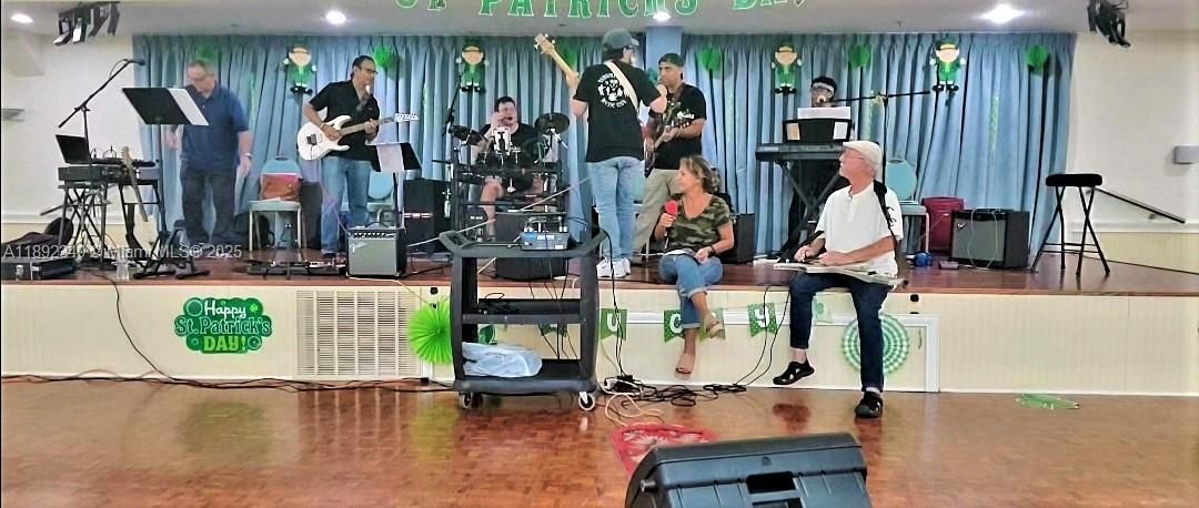 合同活跃: $134,400 (2 贝兹, 2 浴室, 860 平方英尺)