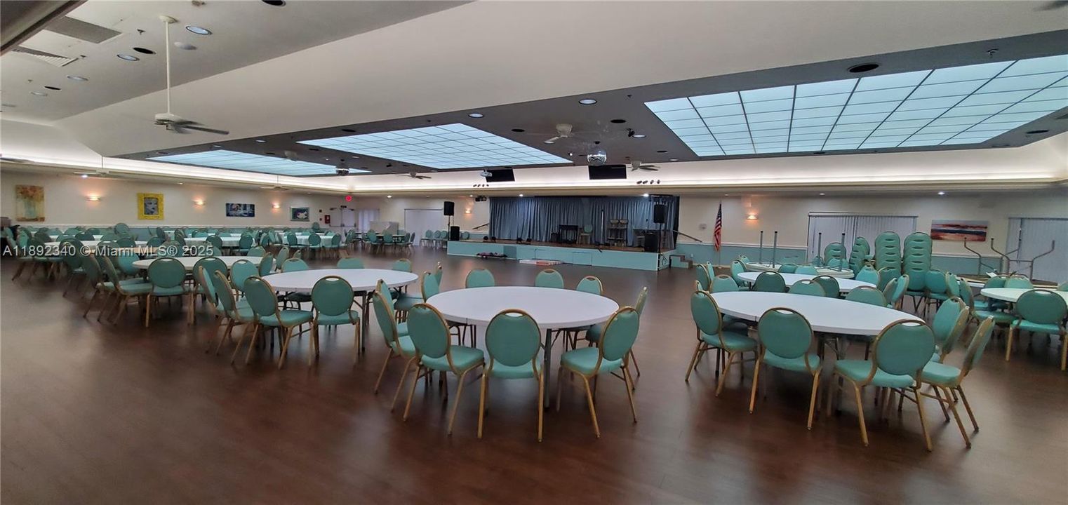 合同活跃: $134,400 (2 贝兹, 2 浴室, 860 平方英尺)