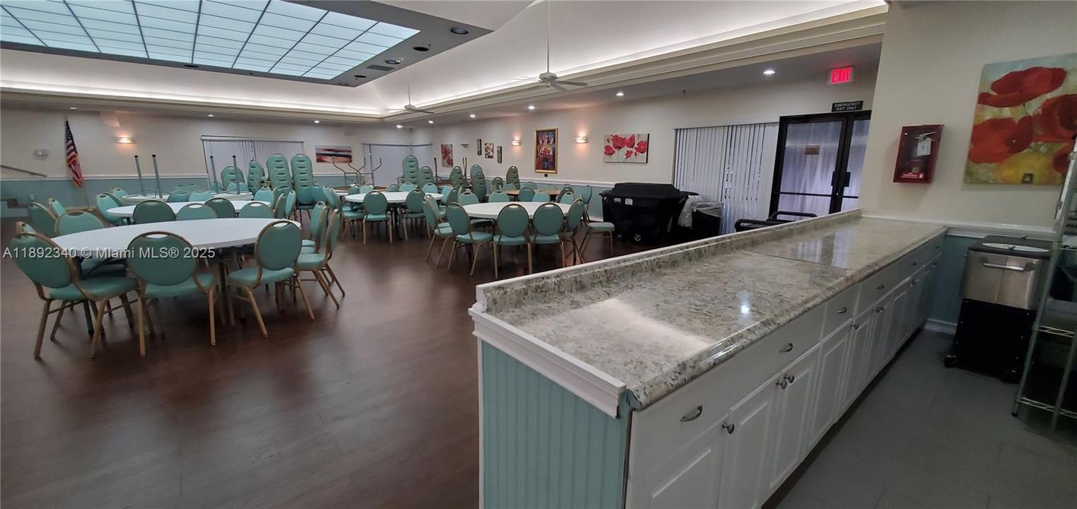 合同活跃: $134,400 (2 贝兹, 2 浴室, 860 平方英尺)