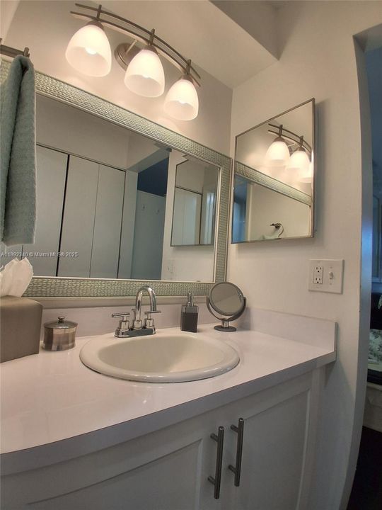 合同活跃: $134,400 (2 贝兹, 2 浴室, 860 平方英尺)