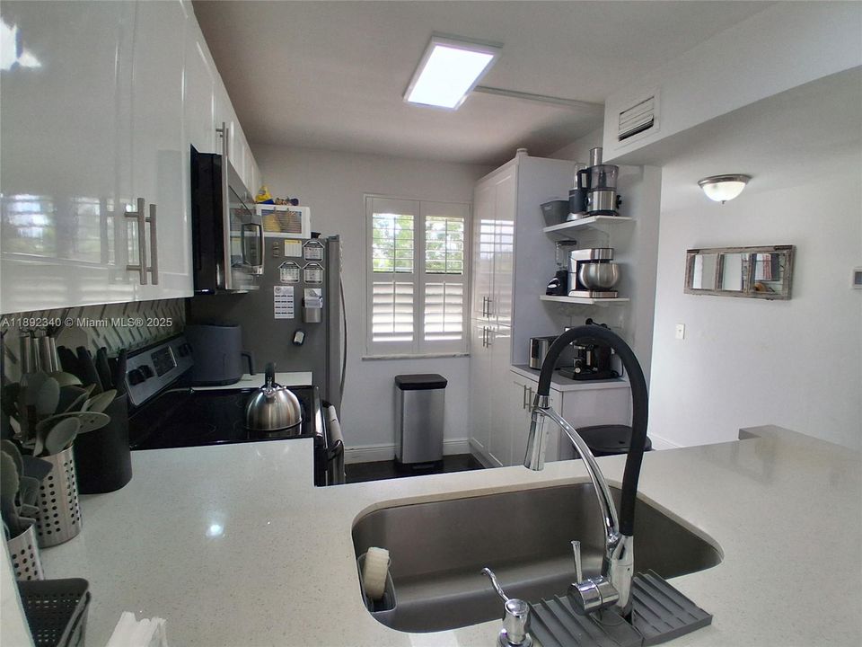 合同活跃: $134,400 (2 贝兹, 2 浴室, 860 平方英尺)