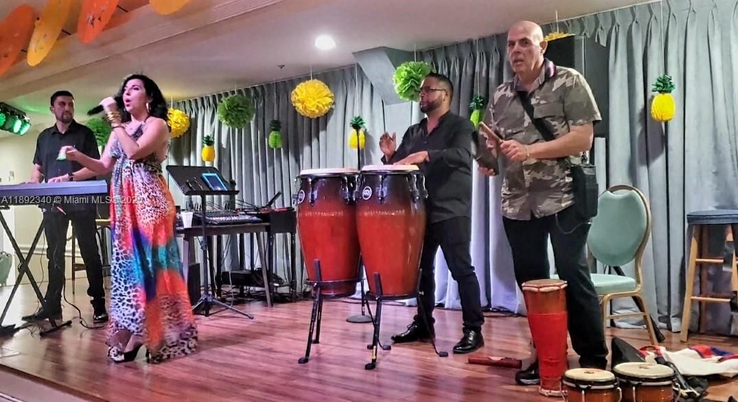 合同活跃: $134,400 (2 贝兹, 2 浴室, 860 平方英尺)