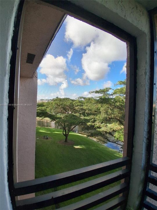 合同活跃: $134,400 (2 贝兹, 2 浴室, 860 平方英尺)