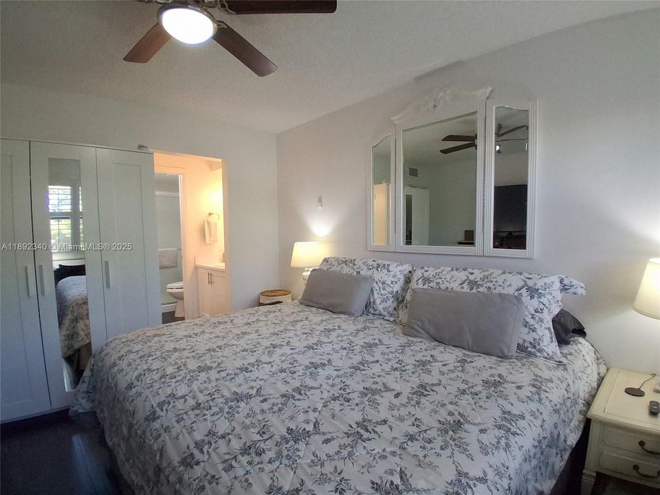 合同活跃: $134,400 (2 贝兹, 2 浴室, 860 平方英尺)