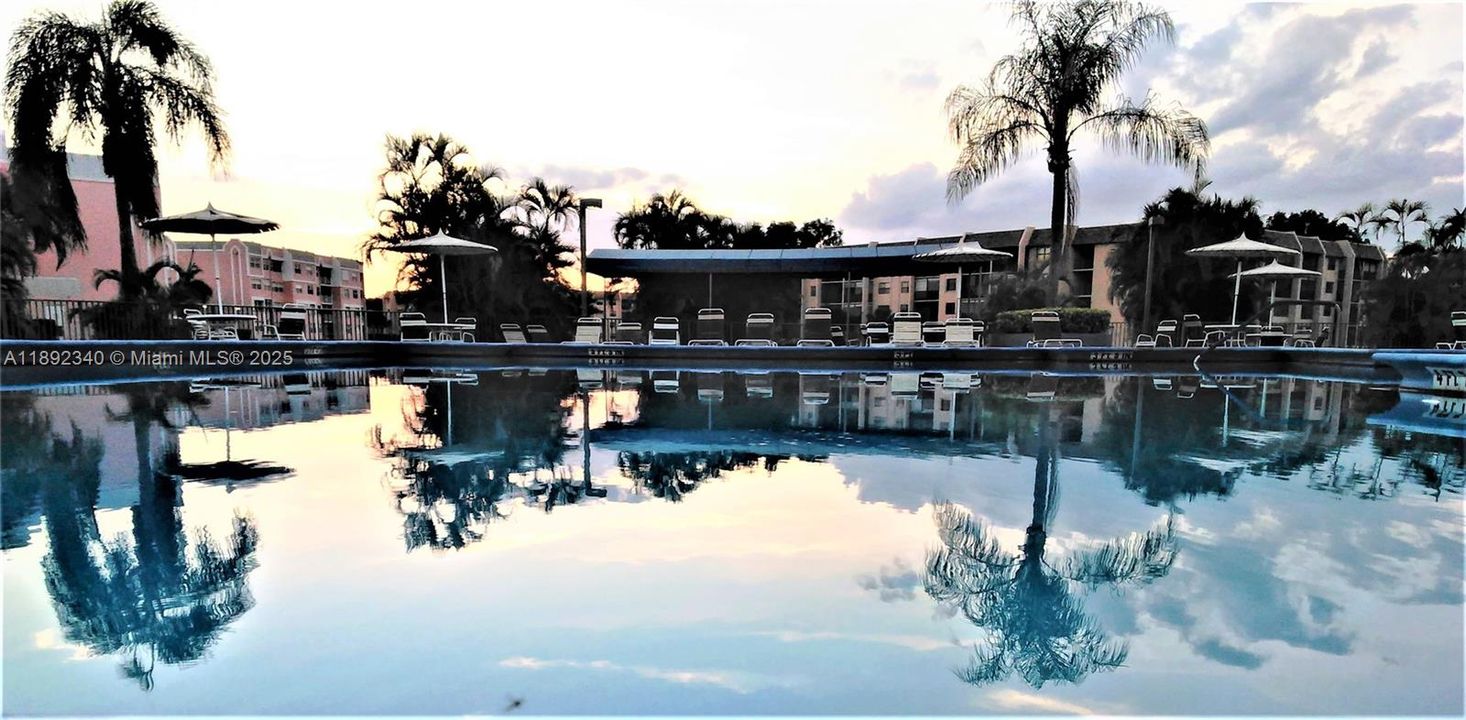 合同活跃: $134,400 (2 贝兹, 2 浴室, 860 平方英尺)