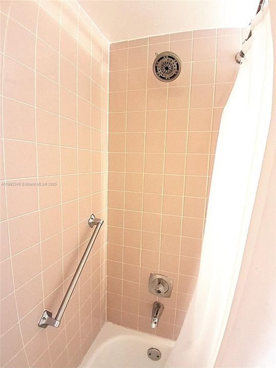 合同活跃: $134,400 (2 贝兹, 2 浴室, 860 平方英尺)