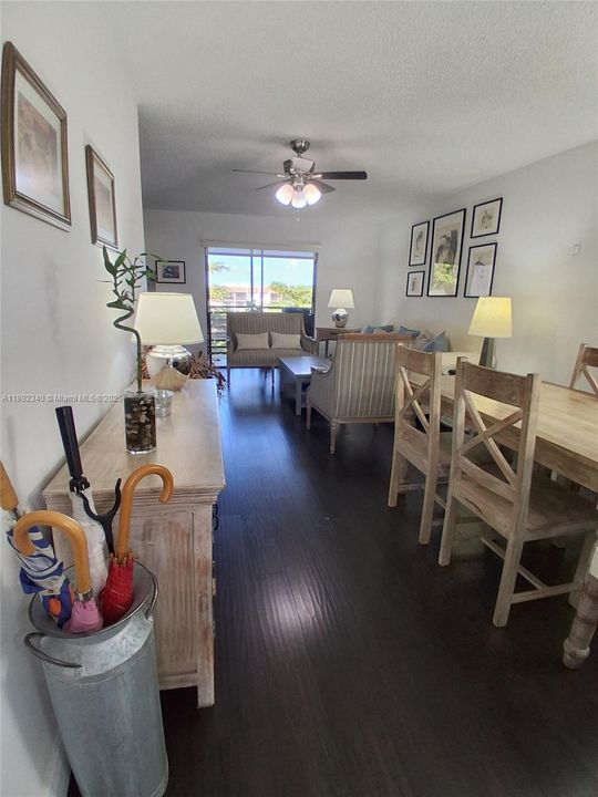 合同活跃: $134,400 (2 贝兹, 2 浴室, 860 平方英尺)