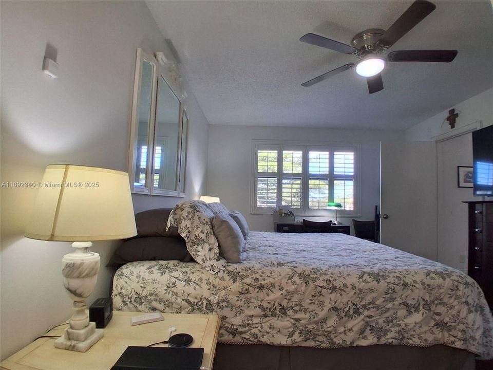 合同活跃: $134,400 (2 贝兹, 2 浴室, 860 平方英尺)