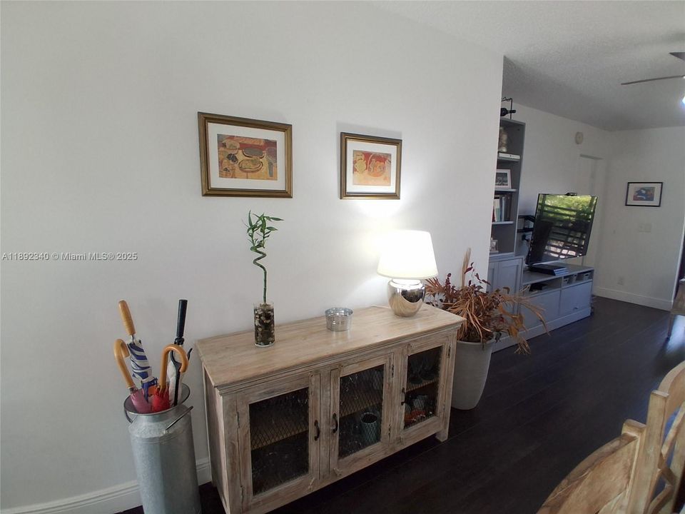 合同活跃: $134,400 (2 贝兹, 2 浴室, 860 平方英尺)