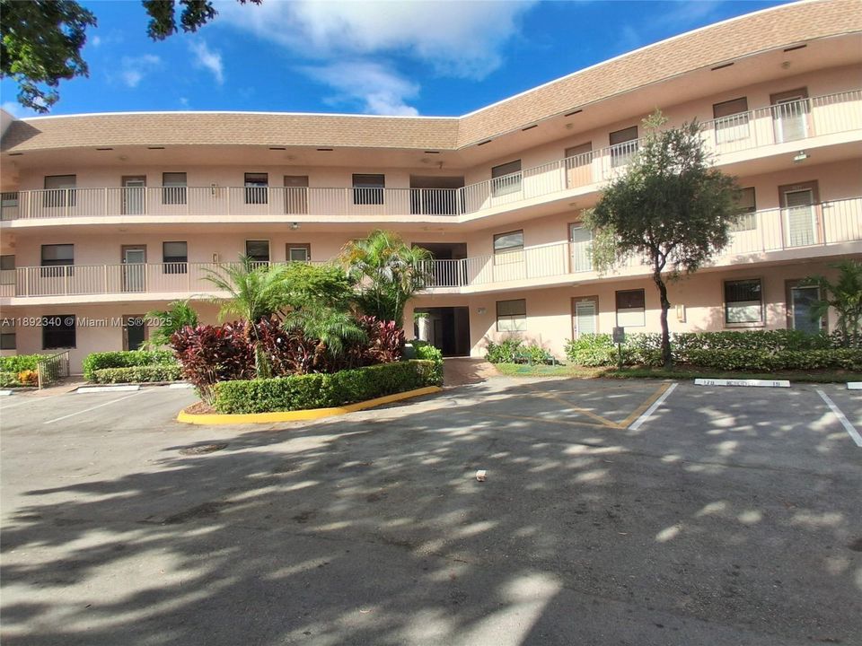 合同活跃: $134,400 (2 贝兹, 2 浴室, 860 平方英尺)