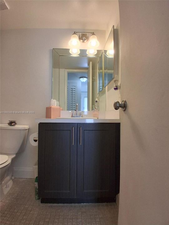 合同活跃: $134,400 (2 贝兹, 2 浴室, 860 平方英尺)