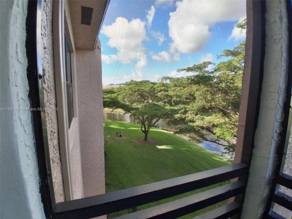 合同活跃: $134,400 (2 贝兹, 2 浴室, 860 平方英尺)