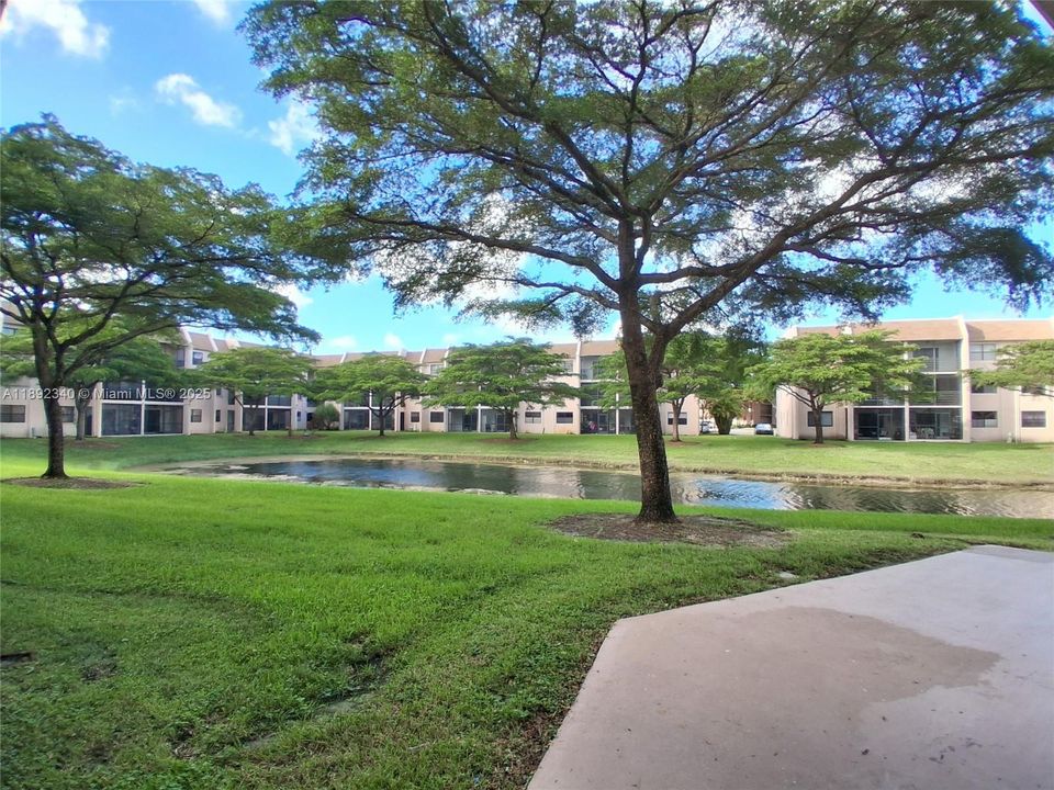 合同活跃: $134,400 (2 贝兹, 2 浴室, 860 平方英尺)