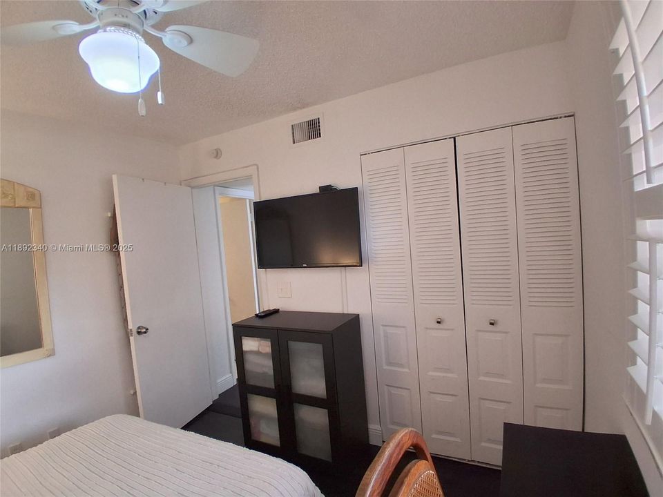 合同活跃: $134,400 (2 贝兹, 2 浴室, 860 平方英尺)