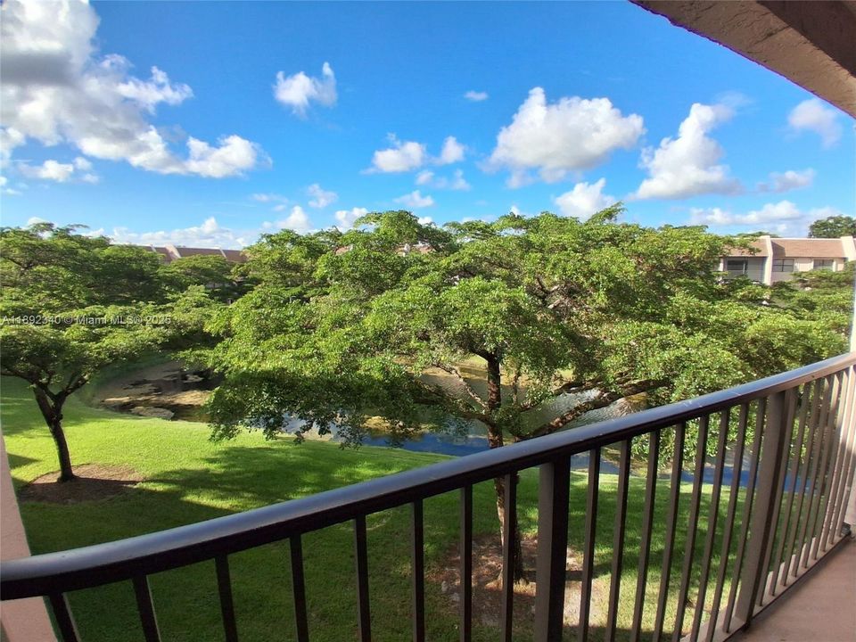 合同活跃: $134,400 (2 贝兹, 2 浴室, 860 平方英尺)