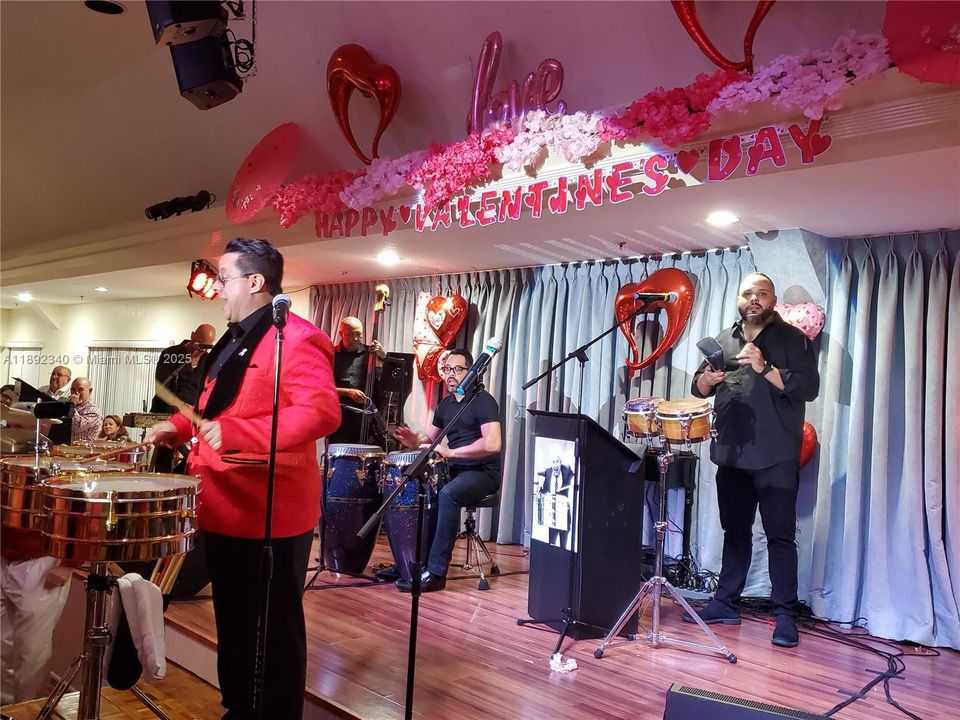 合同活跃: $134,400 (2 贝兹, 2 浴室, 860 平方英尺)