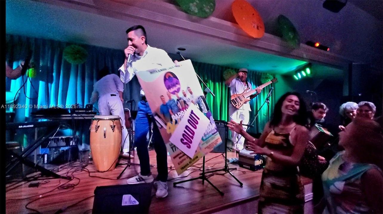 合同活跃: $134,400 (2 贝兹, 2 浴室, 860 平方英尺)